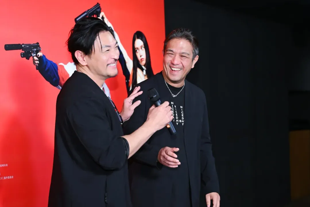 監製鈴木祐介（右）和夢多（左）一拍即合，首度合作就超有默契。（圖／網銀國際影視 提供）
