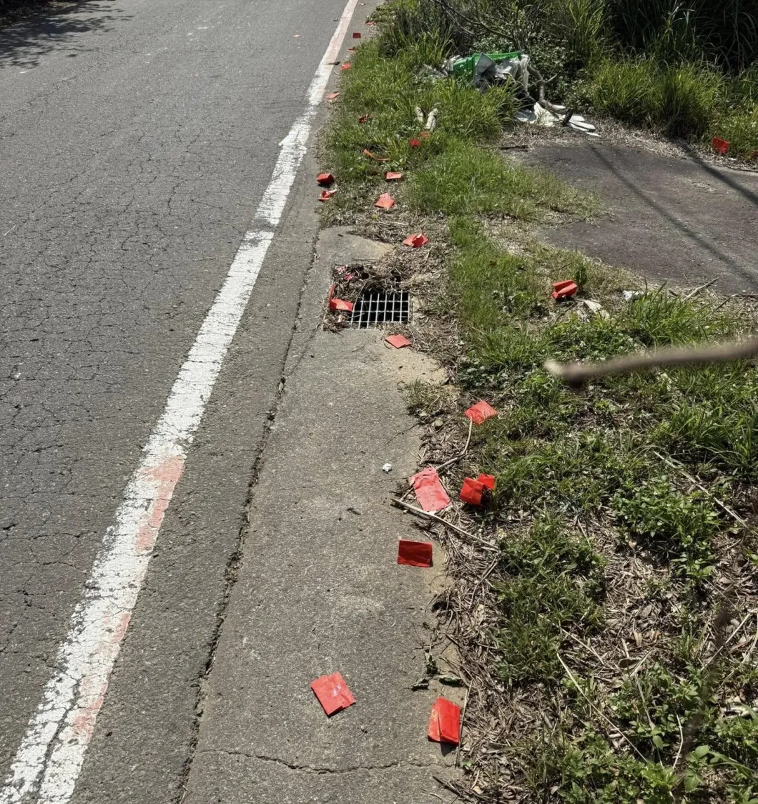 新竹有民眾發現大坪頂道路旁邊被人丟滿廢棄紅包袋。（圖／翻攝自Facebook@新竹爆料公社）