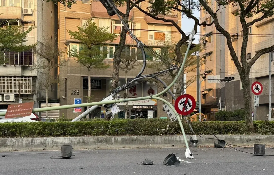 路燈燈桿與紅綠燈桿被扯斷。（圖／翻攝畫面）