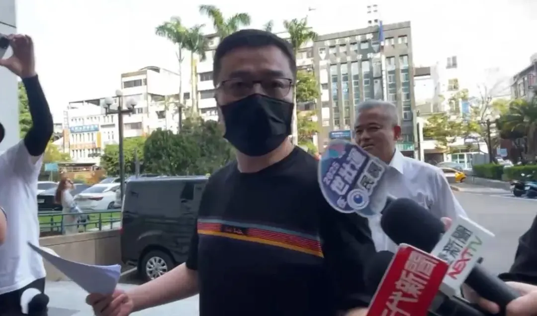 陳政谷下午抵達台中地院。(圖/翻攝畫面)