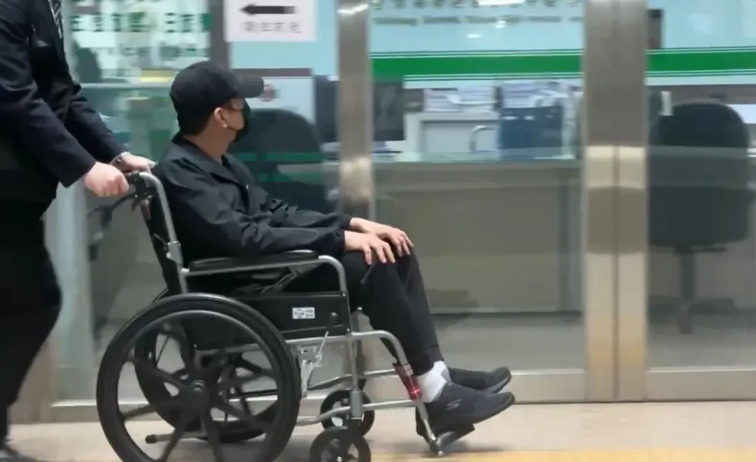 林明佐坐著輪椅進入法院。(圖/翻攝畫面)