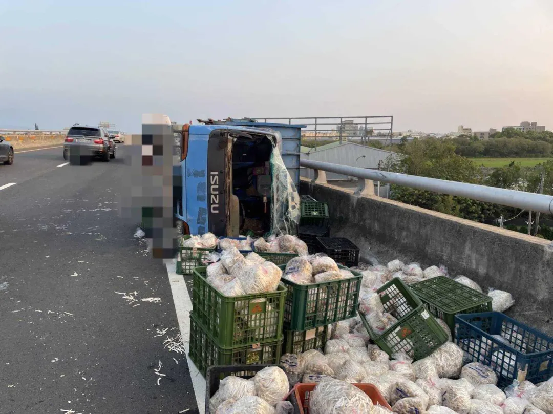 車上載滿的秀珍菇全散落一地。（圖／中天新聞，下同）