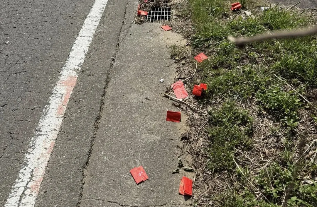 民眾發現大坪頂納骨堂附近的道路,被人沿路丟棄紅包袋。(圖/翻攝自「新竹爆料公社」臉書)