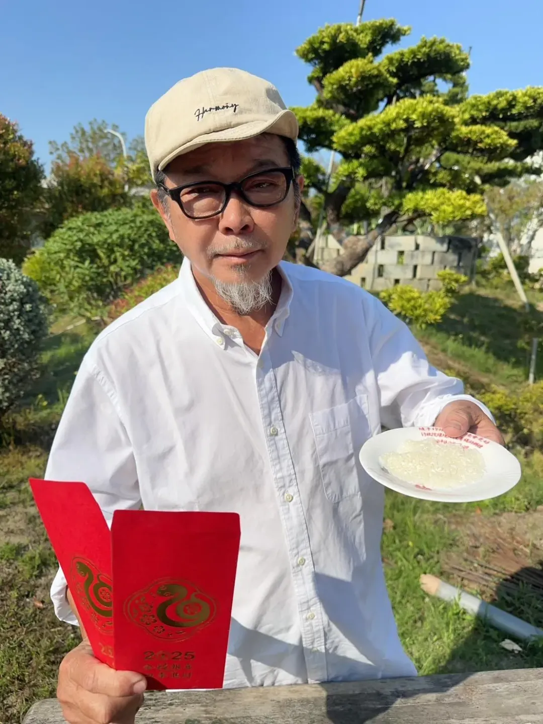 民俗專家廖大乙提醒,若帶著裝有鹽米的紅包袋去掃墓,可能會造成無意的冒犯。(圖/廖大乙提供)