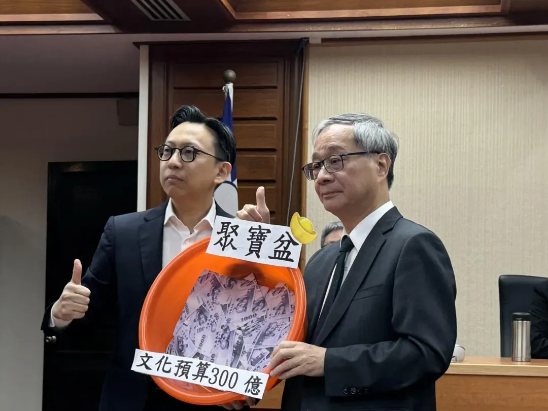 立委葛如鈞送給文化部長李遠「聚寶盆」，期待部長成為「煮飯的人」。（圖／黃彥昇攝）