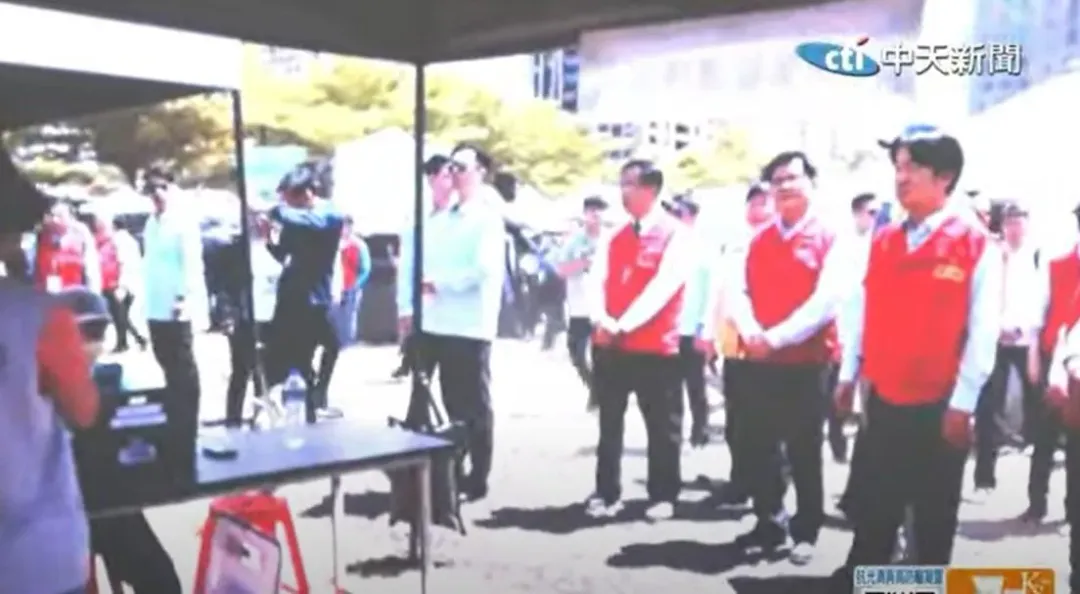 現場螢幕轉播全社會防衛韌性實地演練過程,總統賴清德視察情況。(圖/中天新聞)