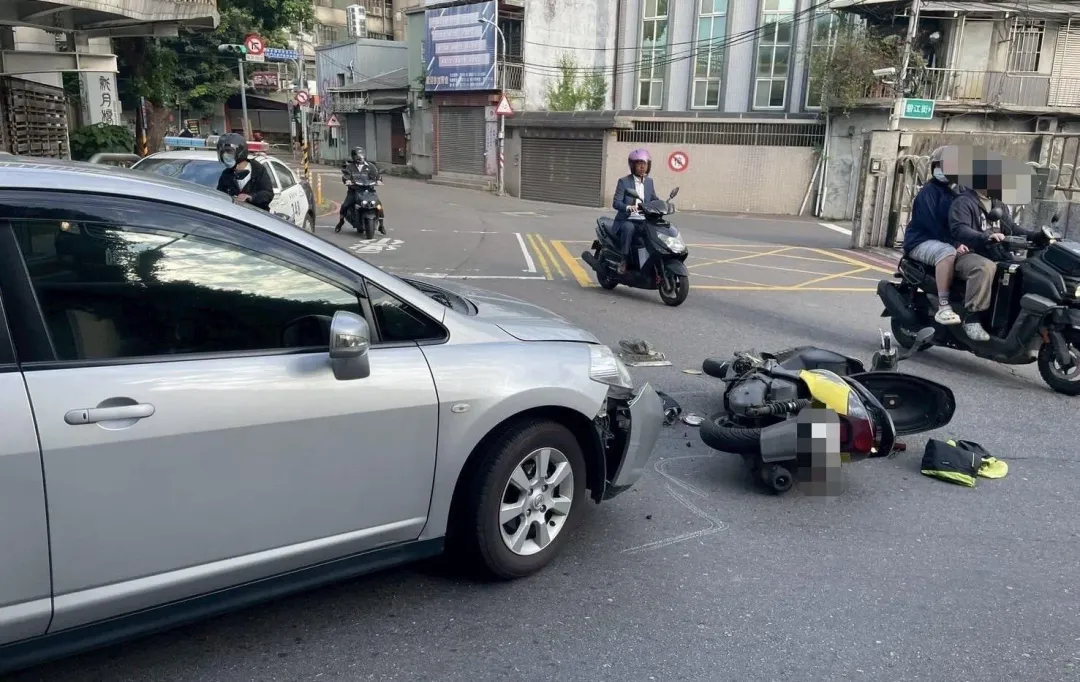 新北市新莊今晨發生一起汽機車對撞車禍。(圖/翻攝畫面)