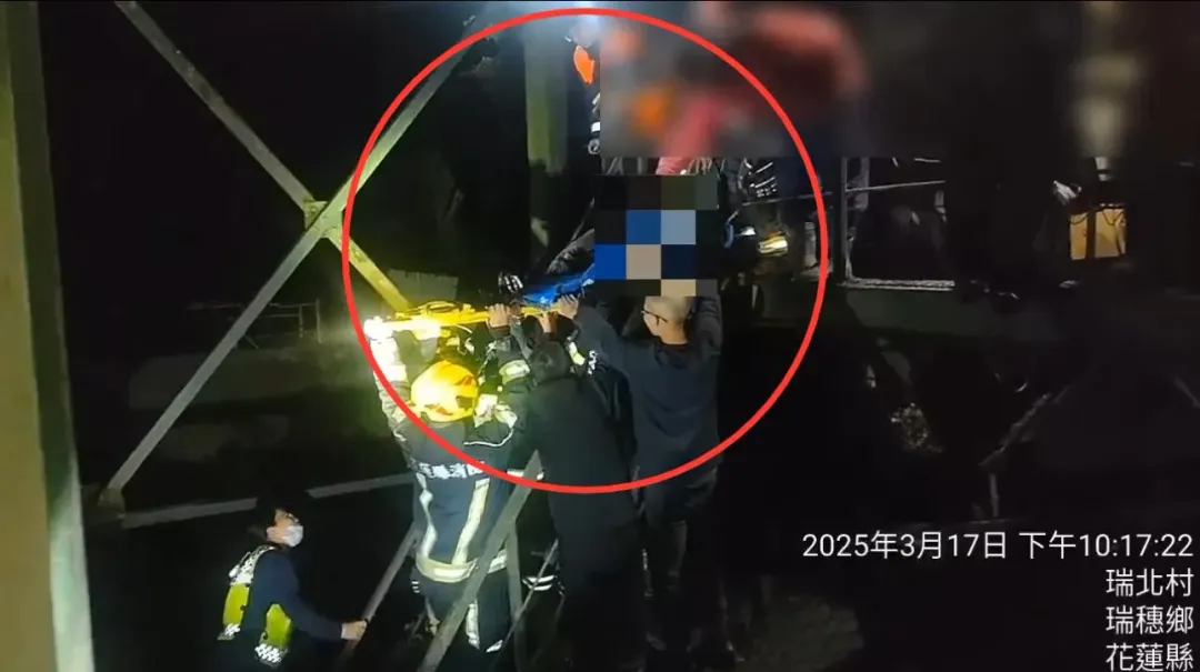 工人被救出時已明顯死亡。（圖／翻攝畫面）