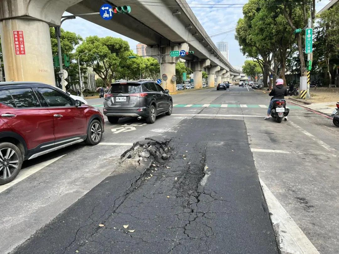 桃園市龜山區文化一路出現地面凹陷。(圖/警方提供)