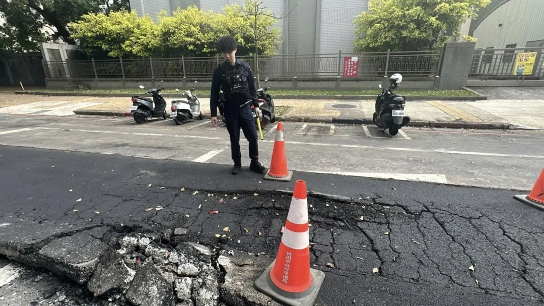 員警到場擺放交通錐。(圖/警方提供)