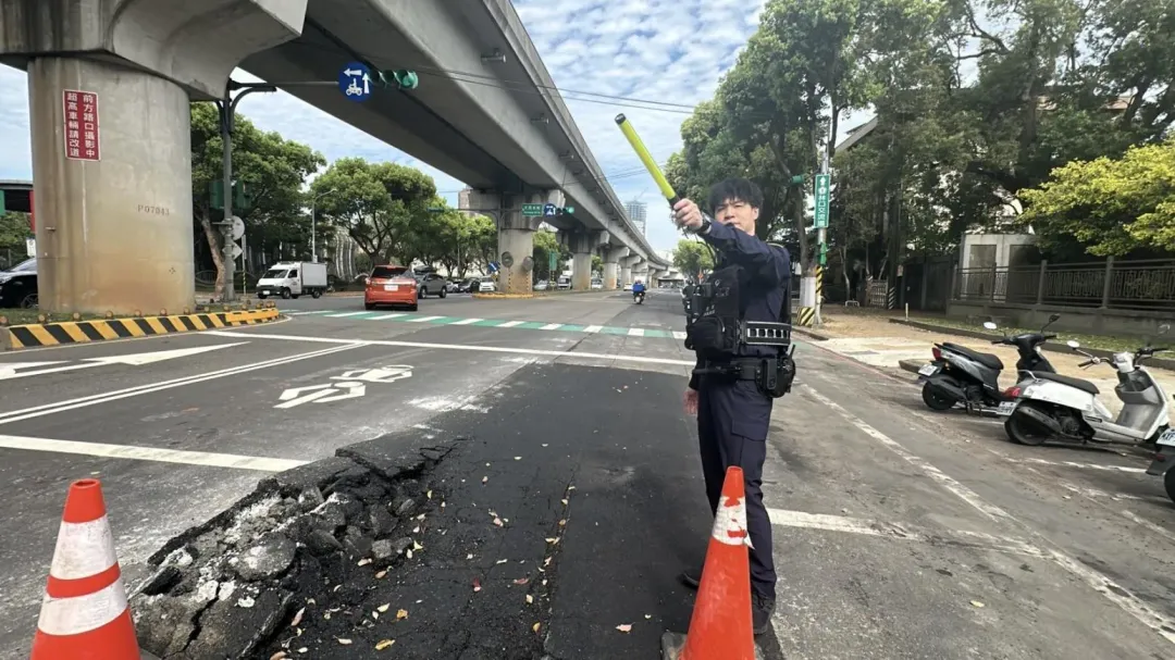 員警引導車輛通行。(圖/警方提供)