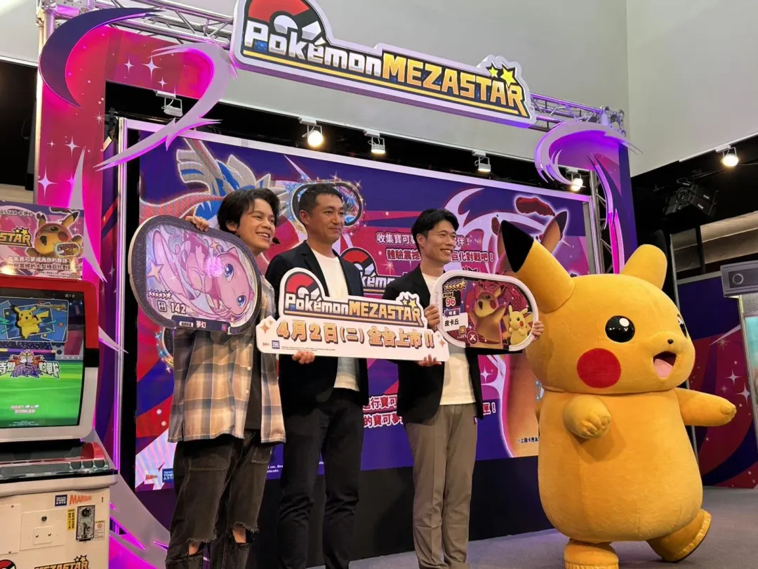 百萬YTR「HowHow」（左起）與世雅育樂總經理谷岡慎太郎、「TAKARA TOMY A.R.T.S」課長杉山拓朗出席27日寶可夢明耀之星上市記者會。（圖／記者高珞曦攝）