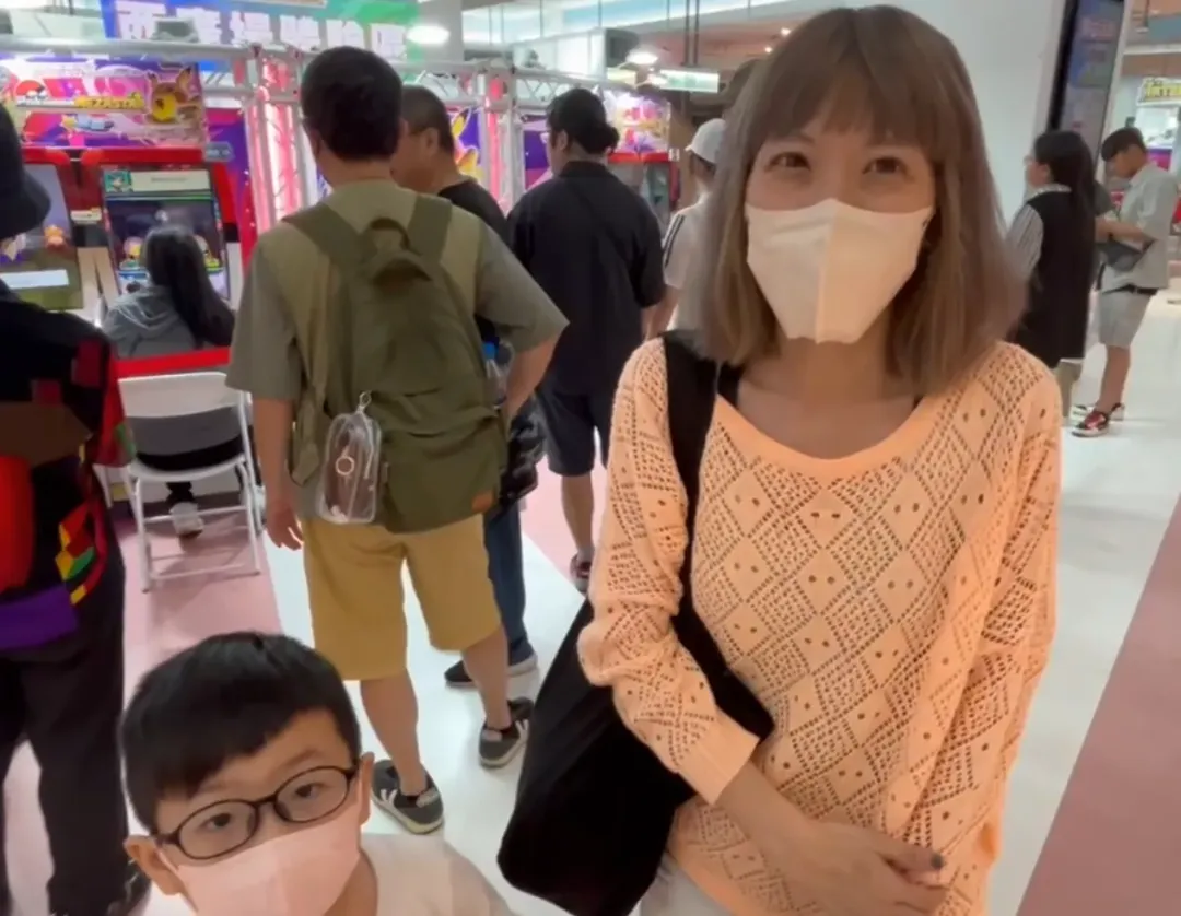 民眾邵小姐帶著兒子參加試玩活動。（圖／記者高珞曦攝）
