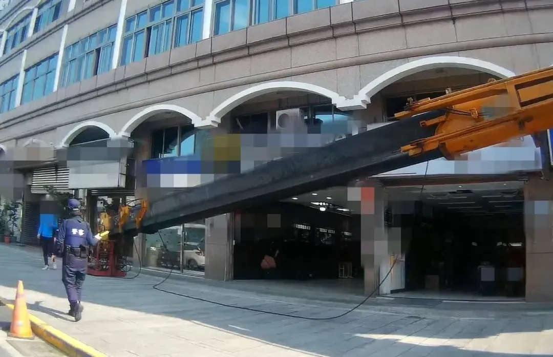 吊車翻覆警方到場。（圖／翻攝畫面）
