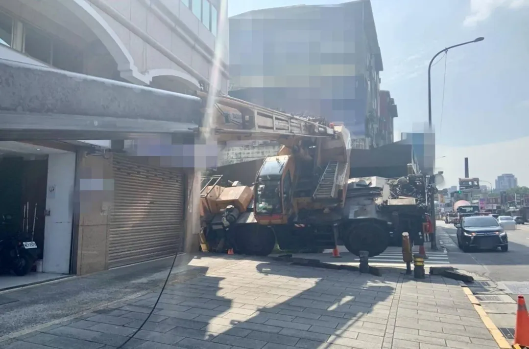 吊車翻覆動彈不得。（圖／翻攝畫面）