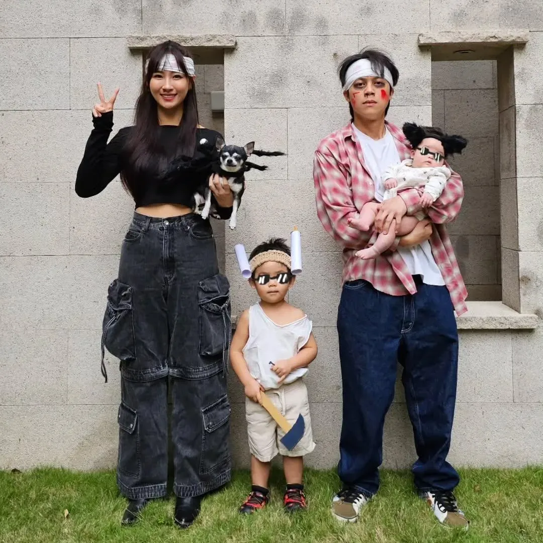HowHow（右1）和太太鄧福如（左1）結婚6年，育有1對兒女，他表示生3胎的事情順其自然就好。（圖／翻攝自Instagram@howhowhasfriends）