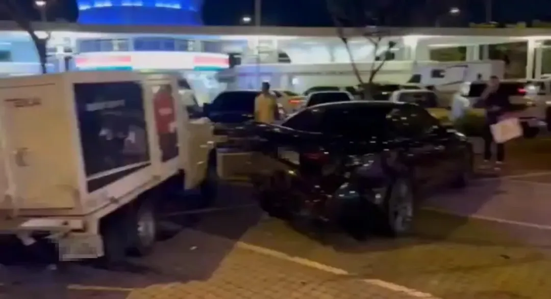 一輛黑色汽車車尾因被猛烈撞擊而變形。（圖／翻攝自爆料公社）