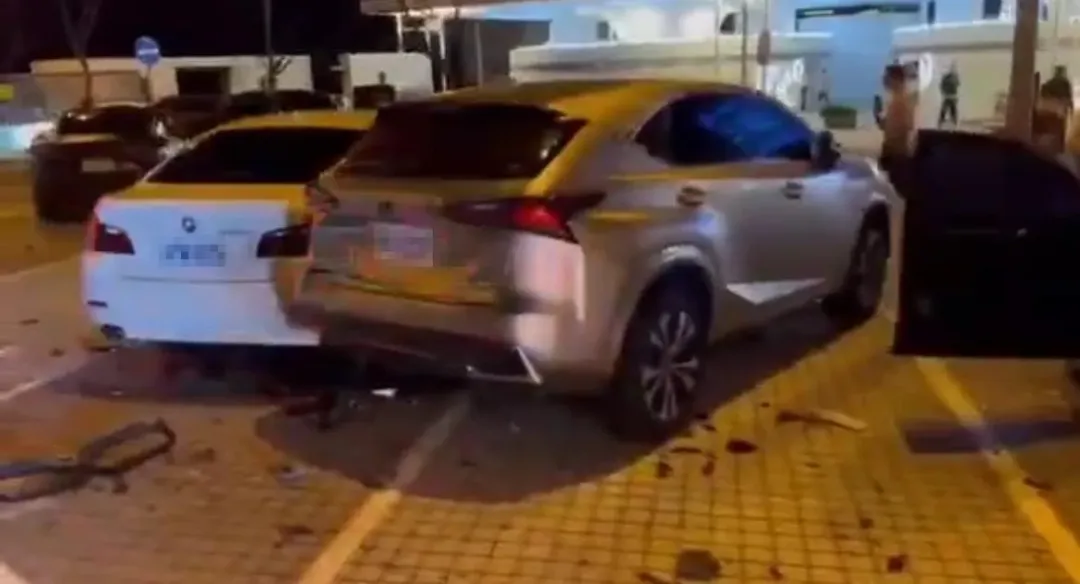 多輛在停車區的汽車被撞。（圖／翻攝自爆料公社）