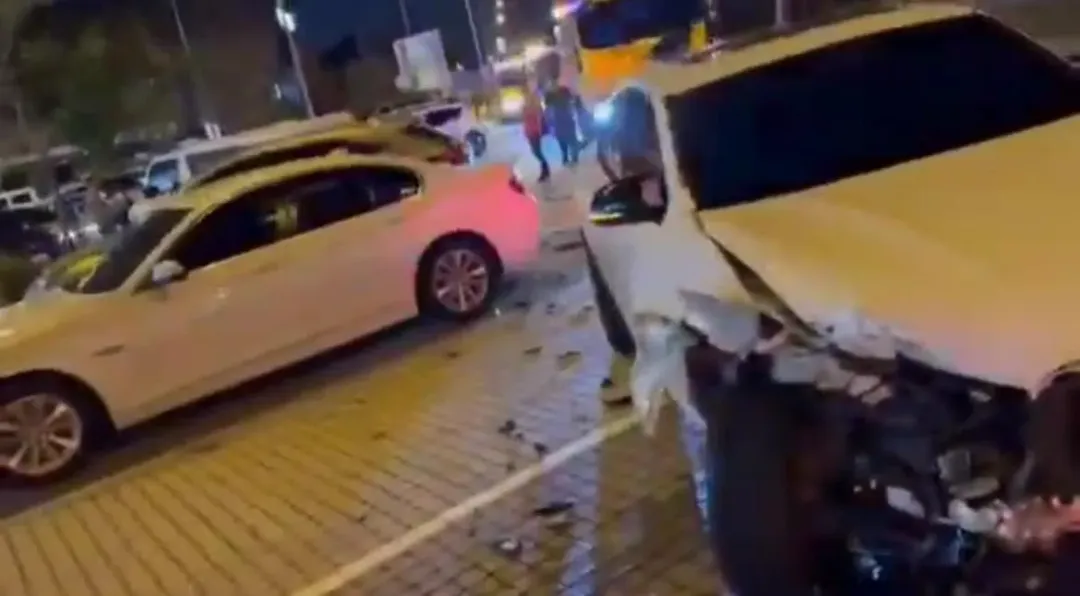 楊梅休息站晚間發生車禍，白色休旅車車頭嚴重毀損。（圖／翻攝自爆料公社）