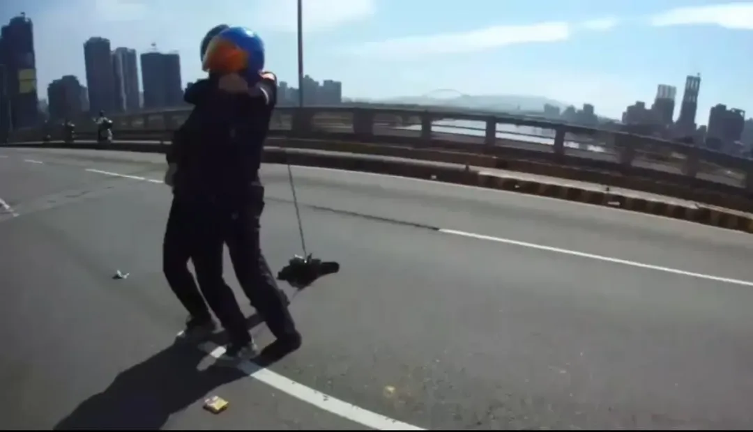 失聯移工在橋上快車道與員警拉扯。(圖/翻攝畫面)