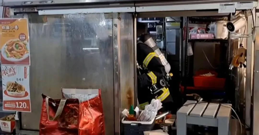 高雄瑞豐夜市知名炒麵攤突然發生火警。（圖／翻攝畫面）