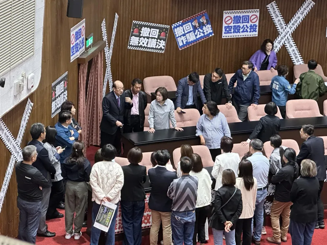 柯建銘在院會表定開會前召集綠委精神喊話。（圖／黃詩崴攝）