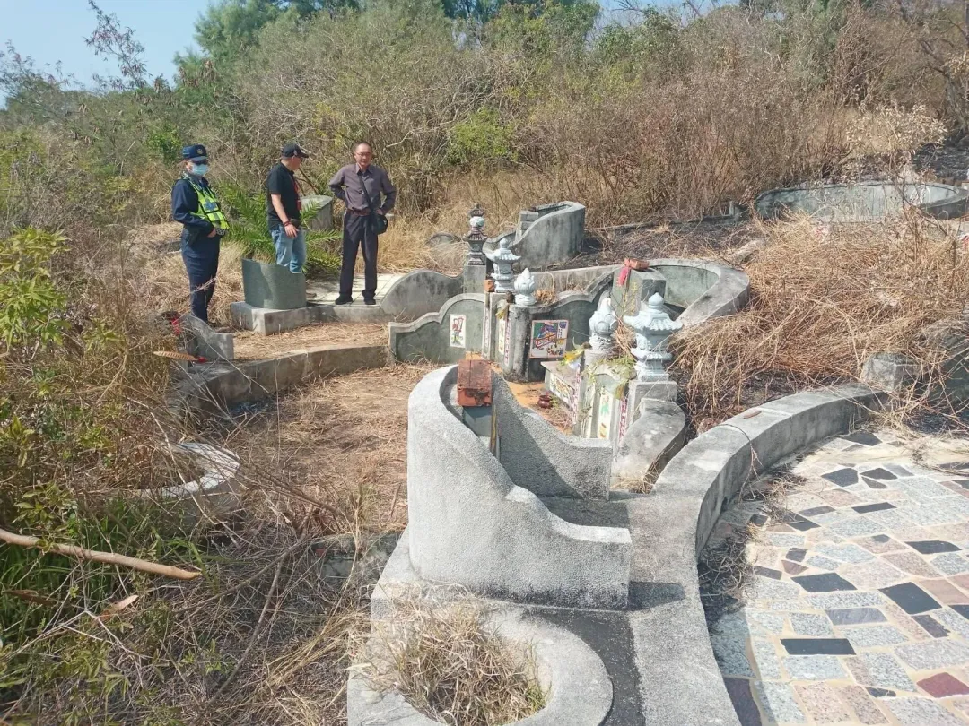 民眾掃墓時焚燒金紙不慎引燃雜草。（圖／警方提供）