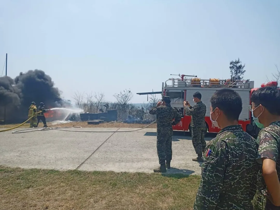 火勢復燃燒毀三軍聯訓基地位於附近之輪胎掩體設施。（圖／警方提供）
