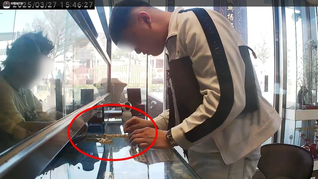 搶劫銀樓的犯嫌。（圖／翻攝畫面）