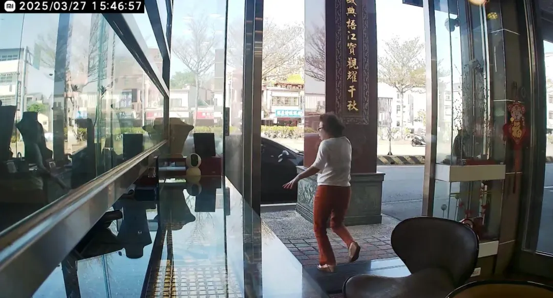 老闆娘追出店外。（圖／翻攝畫面）