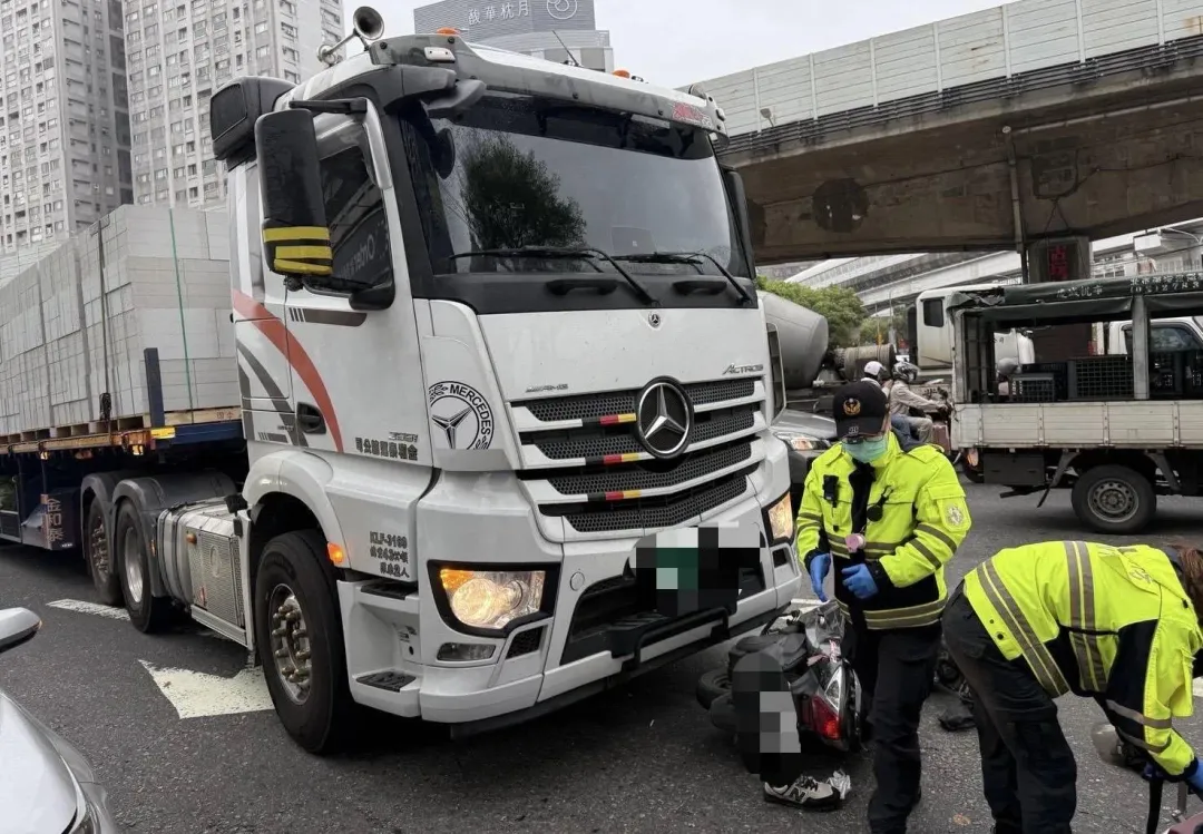 機車遭撞後騎士左腿遭輾骨折。(圖/翻攝畫面)