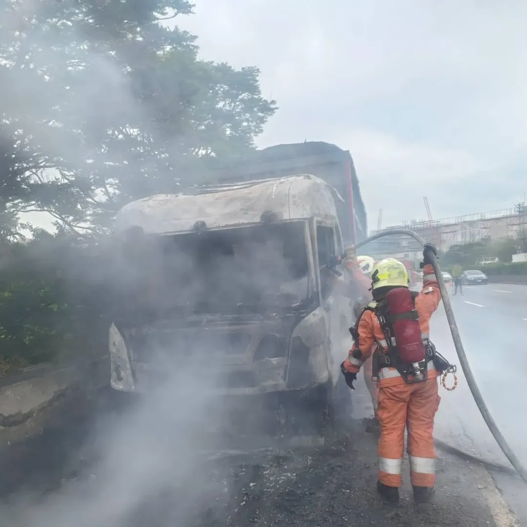 國道1號南下新竹路段發生火燒車事故。（圖／翻攝自國道即時影像）