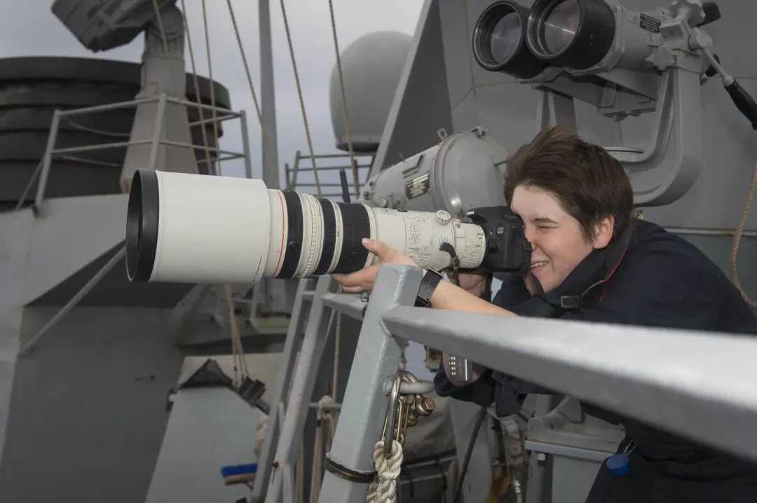 美軍勃克級驅逐艦波特號上的拍照官兵,配備單眼相機、500mm長鏡頭。(圖/美國海軍)