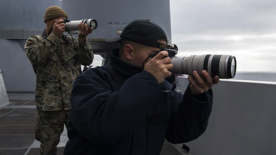 美軍聖安東尼奧級船塢運輸艦安克拉治號上的海軍、陸戰隊拍照官兵,都配備單眼機、變焦長鏡頭。(圖/美國海軍)