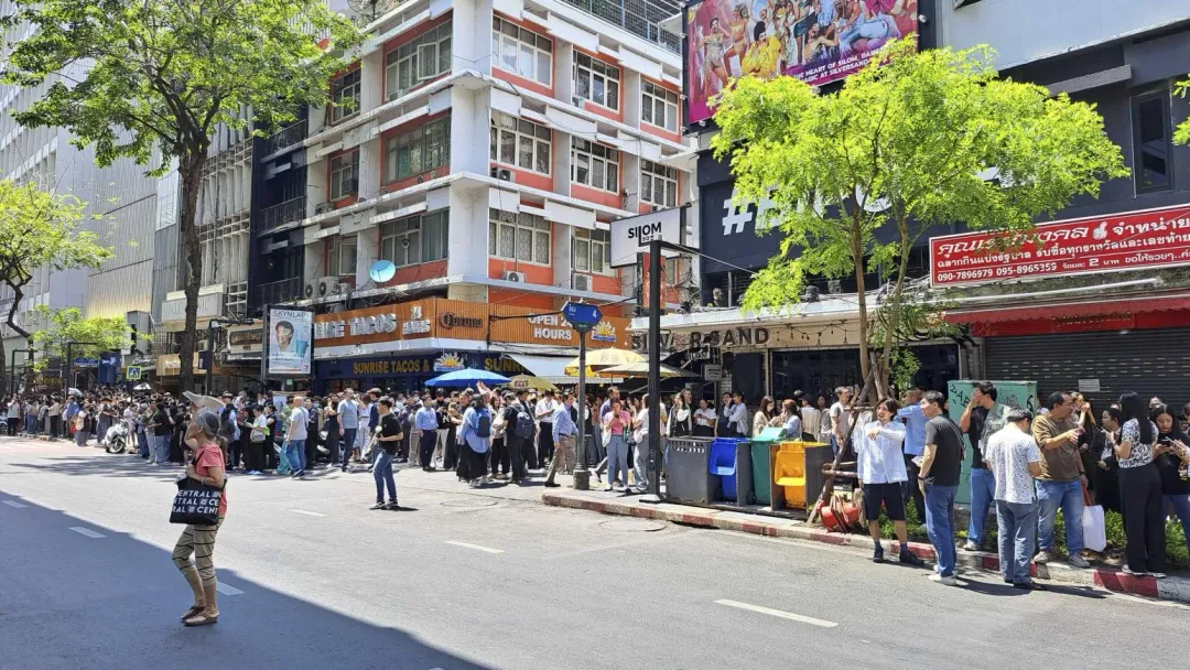 強震後曼谷民眾在街頭避難。(圖/美聯社)