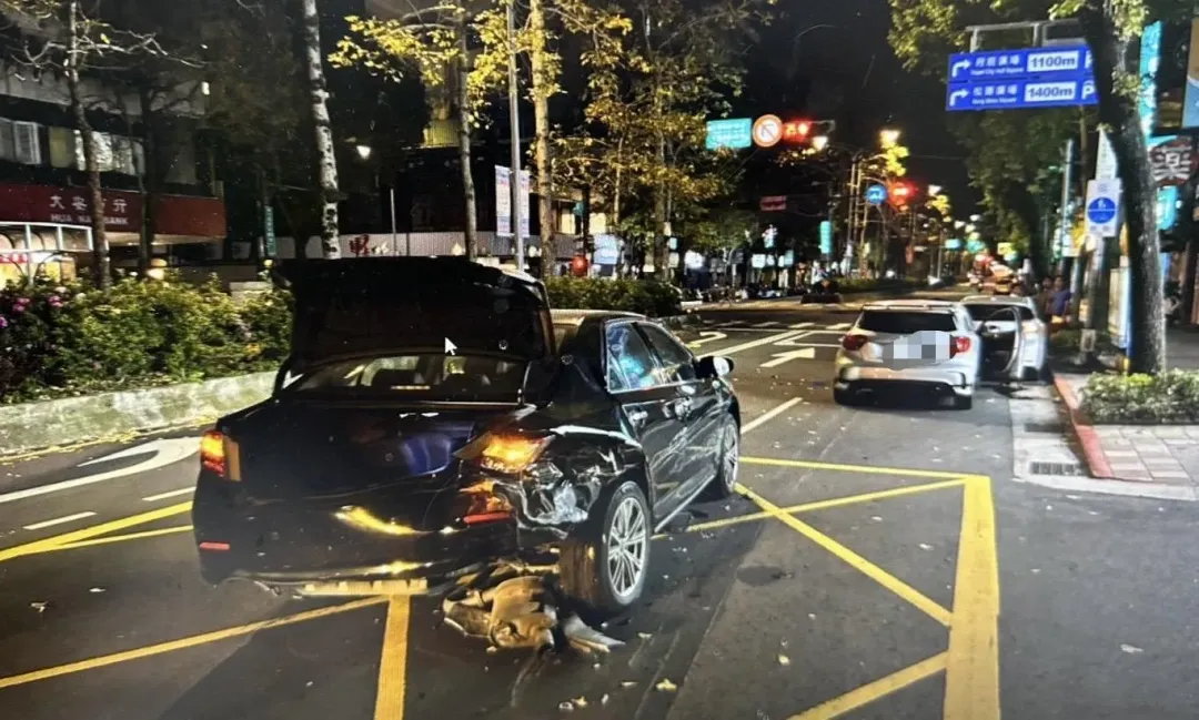 北市信義區昨晚發生一起連環車禍。（圖／翻攝畫面）