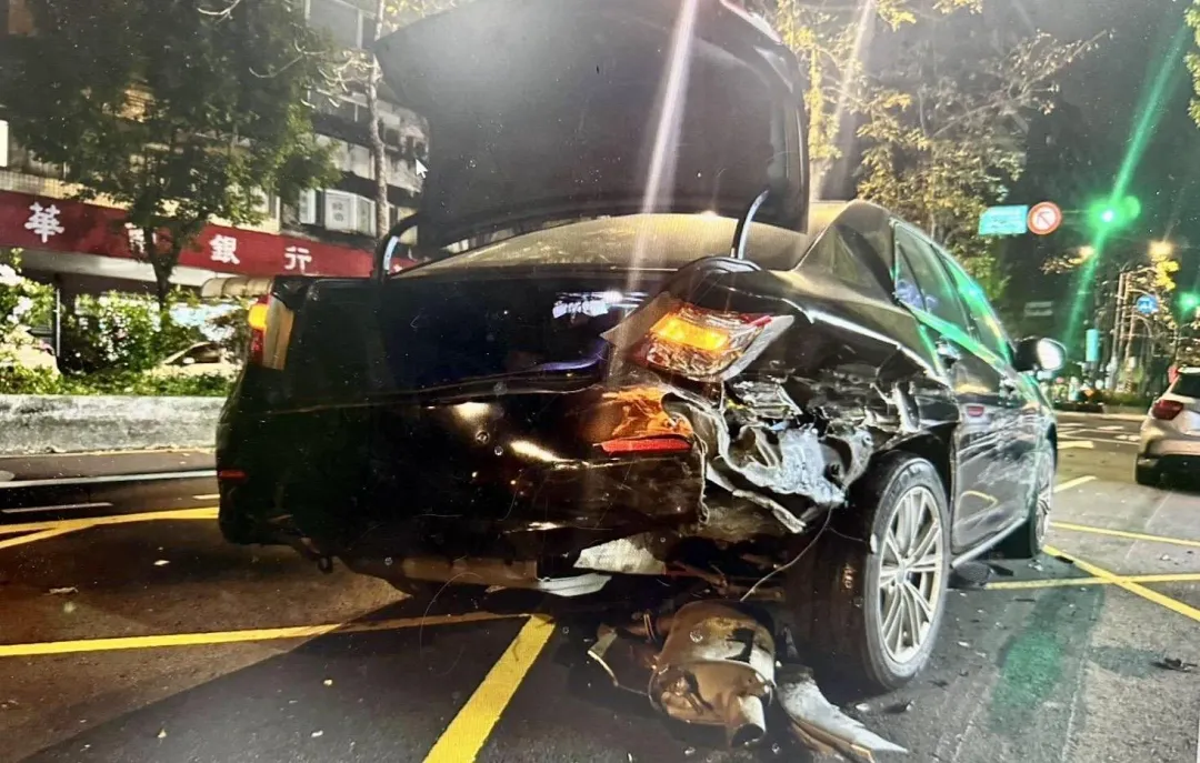 遭追撞的黑色轎車車尾全毀。（圖／翻攝畫面）