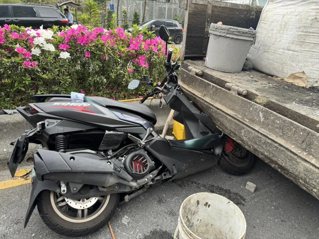機車卡在貨車車斗。（圖／翻攝畫面）