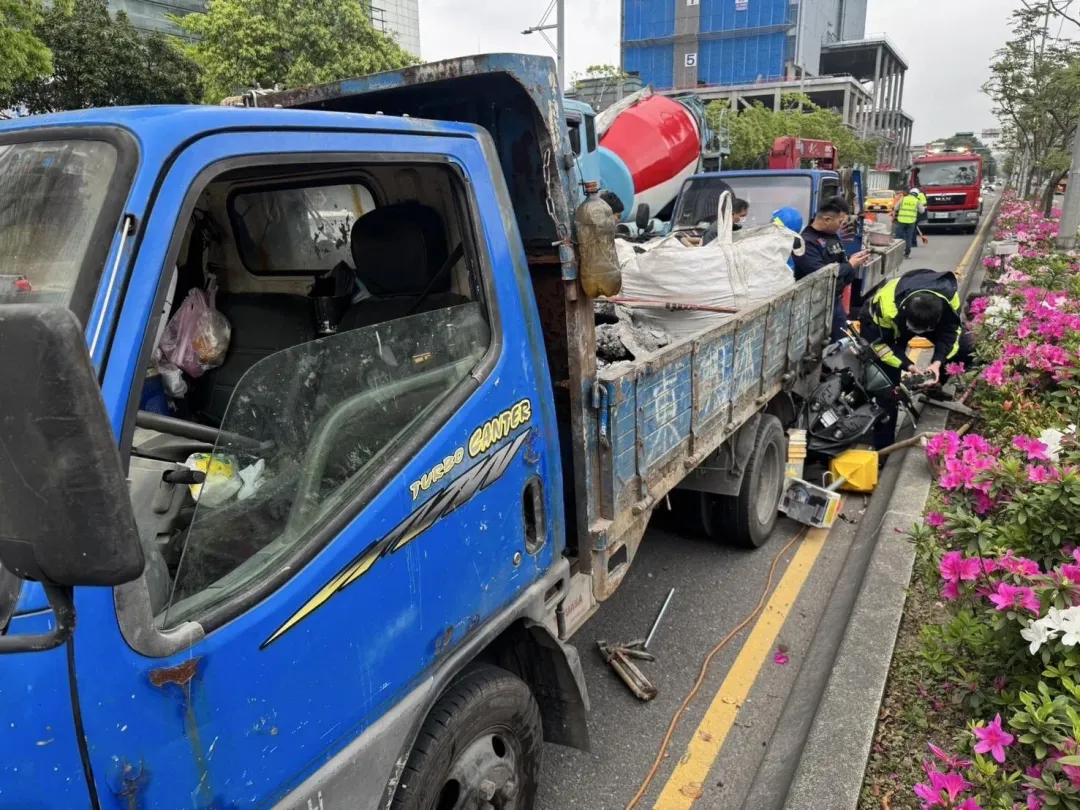 機車騎士受困救護人員救援。（圖／翻攝畫面）