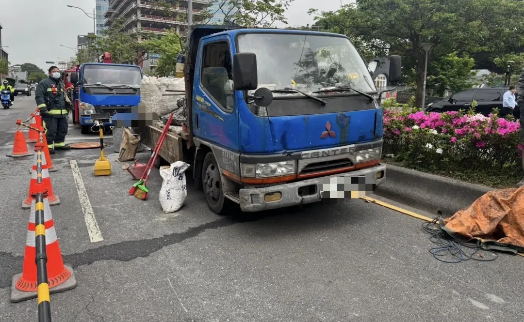 台北市南港捷運站外發生嚴重車禍。（圖／翻攝畫面）
