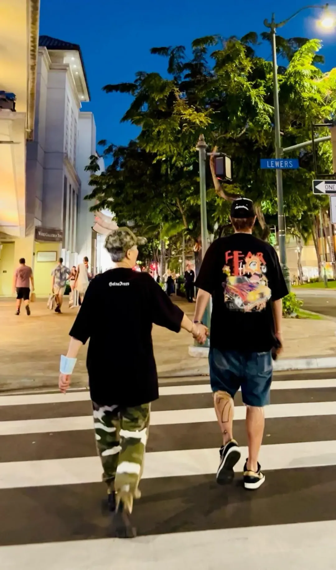 羅志祥手牽媽媽過馬路。(圖/翻攝臉書 羅志祥)