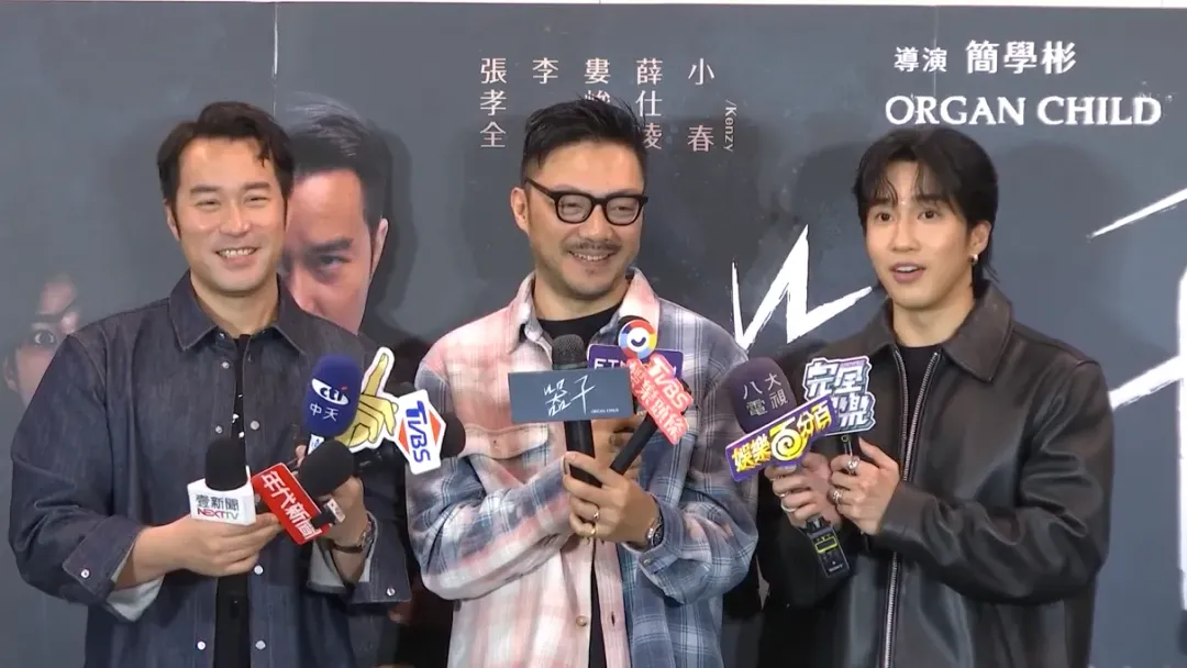《器子》導演簡學彬（中）率領張孝全（左）、婁峻碩（右）出席記者會。（圖／楊進明攝）