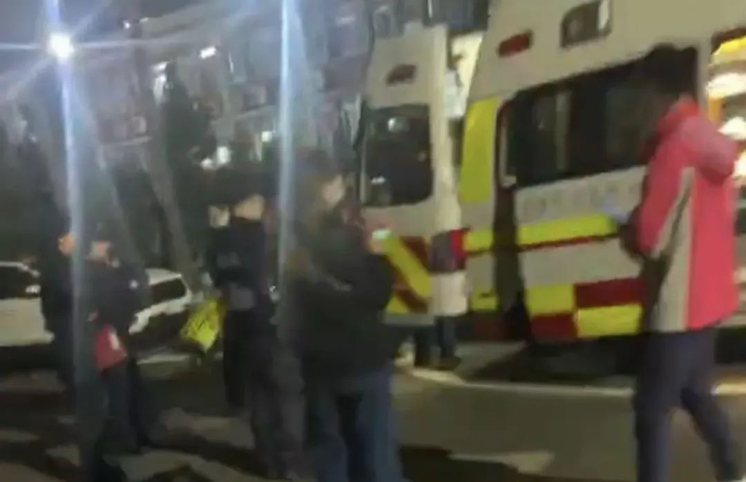 救護車到場將遭砍學生送醫。（圖／翻攝畫面）