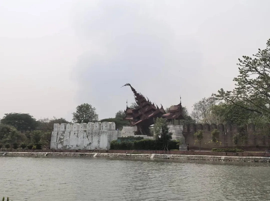 緬甸曼德勒皇宮建築物與宮牆因強震而倒塌。（圖／翻攝自臉書）