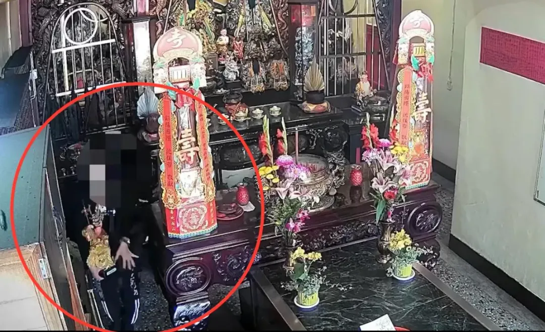 竊嫌在板橋宮廟偷走三太子神像過程被監視器拍下。(圖/翻攝畫面)