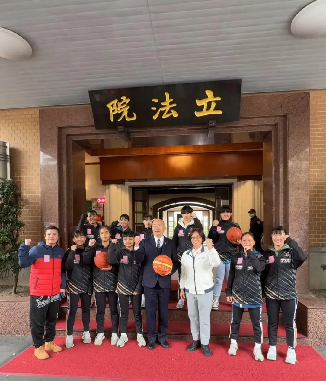韓國瑜和豐田國中女子籃球隊員相見歡。(圖/林倩綺辦公室提供)