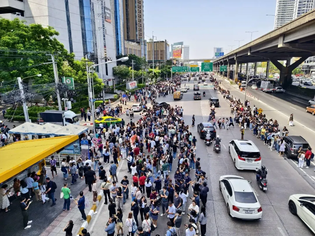 所有當地人都驚恐衝上街。(圖/邱小姐提供)