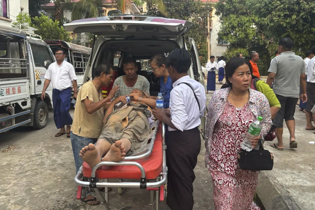 緬甸強震已造成超過3000人傷亡。圖為救援人員從奈比多的建築救出被困男子。(圖/美聯社)