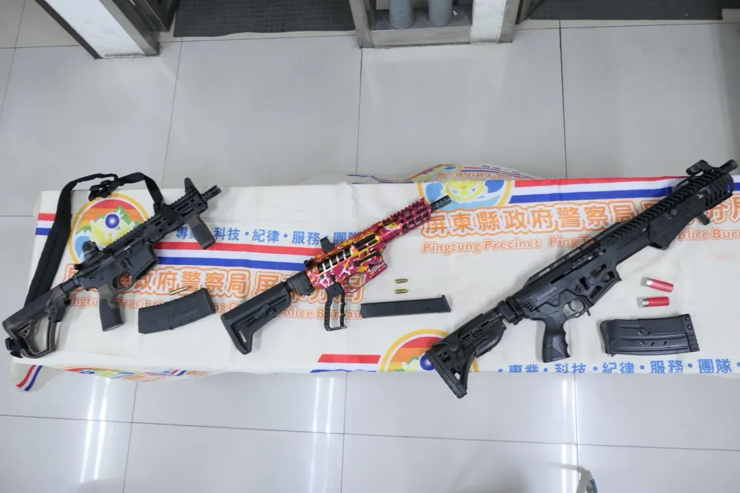 嫌犯交付涉案霰彈槍、MK18步槍和子彈。(圖/中天新聞,下同)