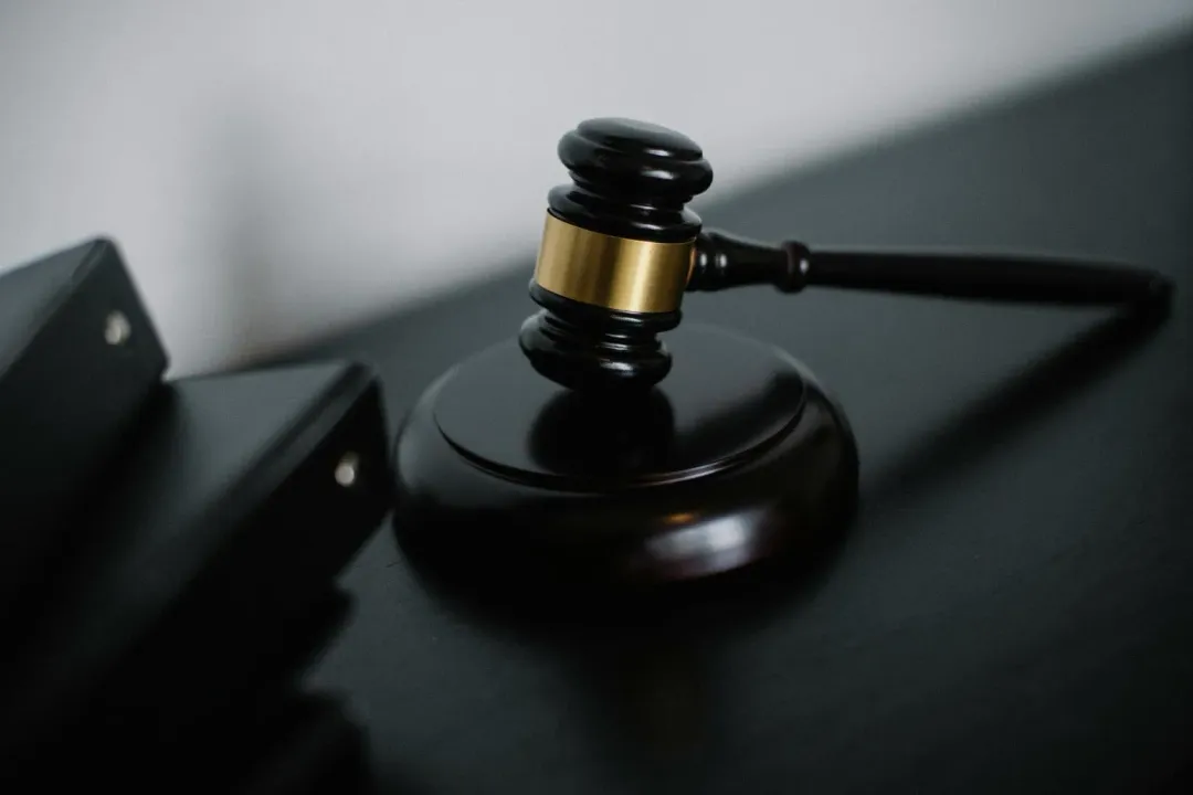 新竹地院判處陳男9個月有期徒刑，併科罰金新台幣4萬元。（示意圖／pexels）